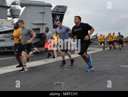 L'USS Nimitz (CVN-68) est un porte-avions nucléaire de classe Nimitz mis en service en 1975 et servant dans l'United States Navy. Le 3 juillet 2017, des marins ont effectué un pont d'envol 5K dans le détroit de Surigao pour commémorer la bataille du golfe de Leyte du 23 au 26 octobre 1944. L'image d'archive documente l'événement pendant le déploiement dans la zone d'opérations de la 7e flotte américaine. Banque D'Images
