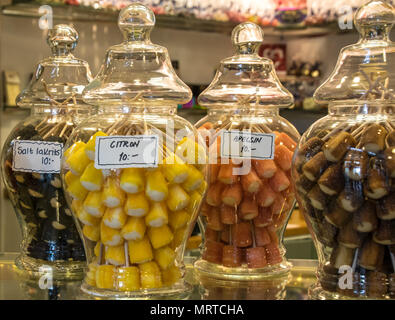 Bonbons colorés dans de grands pots de verre sur un comptoir à un Swedidh candy shop Banque D'Images