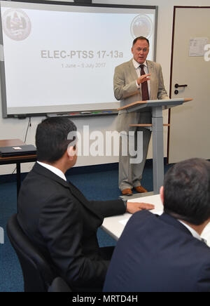 Le professeur James Howcroft, directeur de cours pour le programme sur le terrorisme et d'études de sécurité (TSPT) à la George C. Marshall Centre européen d'études de sécurité, raconte les sept diplômés de six pays qu'ils sont maintenant une partie de la famille pendant l'TSPT cérémonie de remise de diplômes à l'Anglais Cours d'amélioration (ELEC) au centre Marshall le 5 juillet. (Marshall Center photo par Karl-Heinz Wedhorn) Banque D'Images