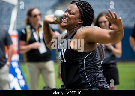 La CPS de l'armée américaine. Stephanie Morris se jette dans le lancer du poids assis événement pour le ministère de la Défense 2017 Warrior Jeux à Chicago, Illinois, le 5 juillet 2017. La DOD Warrior Jeux sont un événement annuel permettant aux blessés, malades et blessés militaires et anciens combattants au style paralympiques sports comme le tir à l'arc, randonnée à vélo, terrain, tir, le volleyball assis, natation, athlétisme et de basket-ball en fauteuil roulant. (U.S. Photo de l'armée par la CPS. Fransico Isreal) Banque D'Images