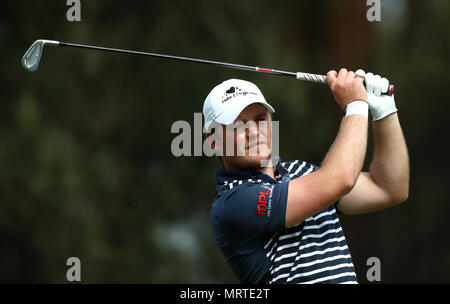 England's Eddie Pepperell tees off pendant quatre jours de la 2018 BMW PGA Championship à Wentworth Golf Club, Surrey. Banque D'Images