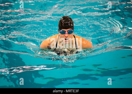 Le sergent de l'armée américaine. Rachel Salemink, à partir de Fort Wayne, Ind., pratiques pour la compétition de natation pour le ministère de la Défense 2017 Warrior Jeux à Chicago, Illinois, le 5 juillet 2017. La DOD Warrior Jeux sont un événement annuel permettant aux blessés, malades et blessés militaires et anciens combattants au style paralympiques sports comme le tir à l'arc, randonnée à vélo, terrain, tir, le volleyball assis, natation, athlétisme et de basket-ball en fauteuil roulant. (U.S. Photo de l'armée par la FPC. Genèse Gomez) Banque D'Images