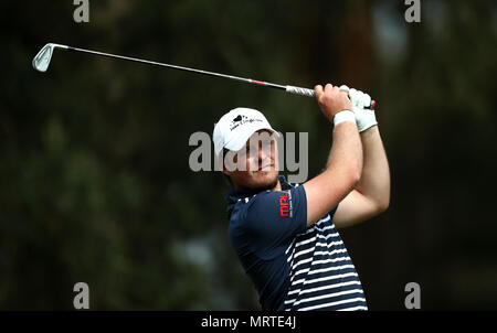 England's Eddie Pepperell tees off pendant quatre jours de la 2018 BMW PGA Championship à Wentworth Golf Club, Surrey. Banque D'Images