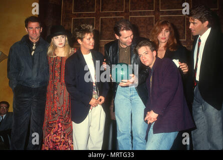 LOS ANGELES, CA - 15 avril : (L-R) Acteurs David Garrison, Christina Applegate, Amanda Bearse, Ed O'Neill, David Faustino, Katey Sagal et Ted McGinley assister à 'Marié avec les enfants' Event le 15 avril 1991 à Los Angeles, Californie. Photo de Barry King/Alamy Stock Photo Banque D'Images