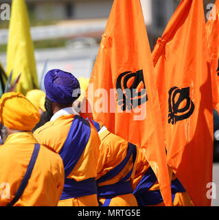 Les hommes avec des drapeaux orange et sikh appelé symboll KHANDA lors de rite religieux Banque D'Images