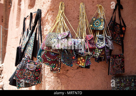 À motifs orientaux brodés sacs empilés sur bazaar à Abyaneh, village zoroastrien, Iran Banque D'Images