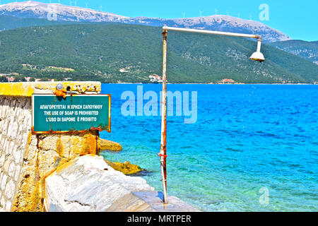 Signe de l'eau en plein air amusantes par douche pour les visiteurs vers le port de Sami sur la partie maison de vacances île de Céphalonie ou Kefalonia Banque D'Images