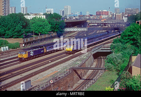 Une paire de locomotives diesel de la classe 47 47441 et 47425 des numéros de réseau de services du Sud-Est côte à côte à Westbourne Park le 22 mai 1992. Banque D'Images