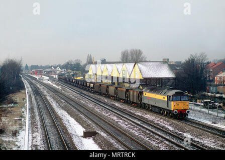 Un certain nombre de locomotives diesel de la classe 47 chefs 47315 East direction Londres avec un chargé de ballast à West Drayton le 7 janvier 1994. Banque D'Images