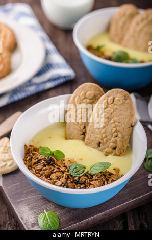 Pouding à la vanille avec du granola, simple 340dessert, la photographie culinaire, stock de nourriture Banque D'Images