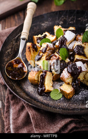 Crêpes coupées, Kaiserschmarrn 340dessert avec les prunes, la photographie culinaire, stock de nourriture Banque D'Images