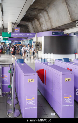 Bangkok, Thaïlande-28th March 2018 : la station de BTS Asoke.passagers près de la sortie de tourniquets. Banque D'Images