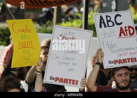 Jockgrim, Allemagne. 26 mai, 2018. Des contre-manifestants protester avec des signes à l'extérieur de la salle. Le groupe parlementaire de la droite populiste (AfD alternative pour l'Allemagne) partie de la Rhénanie-Palatinat a célébré le 2ème anniversaire de leur entrée dans la Rhénanie, le Parlement dans l'élection d'état de 2016 dans le Palatinat du Sud ville de Jockgrim. Une contre-manifestation était organisée par plusieurs groupes à l'extérieur de la salle. Crédit : Michael Debets Pacifique/Pres/Alamy Live News Banque D'Images