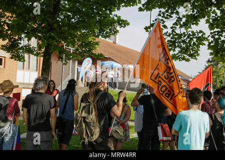 Jockgrim, Allemagne. 26 mai, 2018. Les protestataires se tiennent à l'extérieur du lieu d'exposition avec des bannières et affiches de drapeaux. Le groupe parlementaire de la droite populiste (AfD alternative pour l'Allemagne) partie de la Rhénanie-Palatinat a célébré le 2ème anniversaire de leur entrée dans la Rhénanie, le Parlement dans l'élection d'état de 2016 dans le Palatinat du Sud ville de Jockgrim. Une contre-manifestation était organisée par plusieurs groupes à l'extérieur de la salle. Crédit : Michael Debets Pacifique/Pres/Alamy Live News Banque D'Images