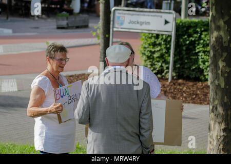 Jockgrim, Allemagne. 26 mai, 2018. Deux contre-manifestants parler avec un homme âgé et en dehors de la salle. Le groupe parlementaire de la droite populiste (AfD alternative pour l'Allemagne) partie de la Rhénanie-Palatinat a célébré le 2ème anniversaire de leur entrée dans la Rhénanie, le Parlement dans l'élection d'état de 2016 dans le Palatinat du Sud ville de Jockgrim. Une contre-manifestation était organisée par plusieurs groupes à l'extérieur de la salle. Crédit : Michael Debets Pacifique/Pres/Alamy Live News Banque D'Images