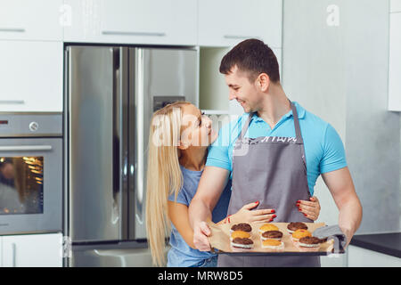 Un jeune couple est faire des biscuits dans la cuisine Banque D'Images