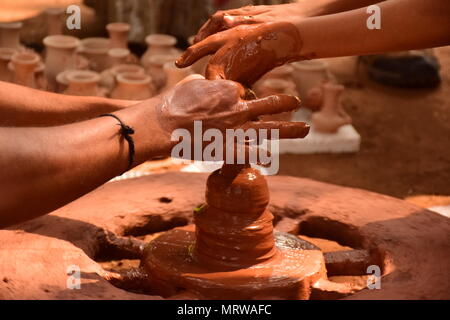 Faire potter traditionnels indiens pot en argile sur roue de poterie Banque D'Images
