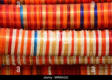 Bracelets colorés traditionnels indiens Banque D'Images