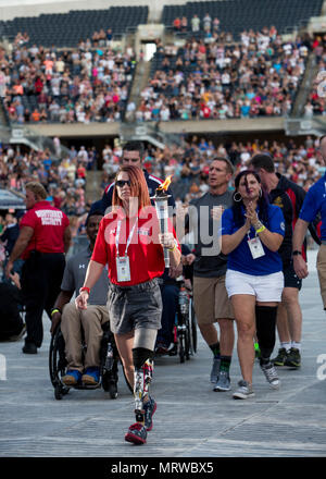 Sarah vétéran du Corps des Marines des États-Unis porte le gouvernail du DoD 2017 la flamme des Jeux de guerrier pour l'équipe Marine Corps pendant la cérémonie d'à Soldier Field, à Chicago le 1 juin 2017. Le guerrier est un jeux concours sportif adapté des blessés, des malades et des blessés militaires et anciens combattants. (U.S. Marine Corps photo par Lance Cpl. Nadia J. Stark) Banque D'Images