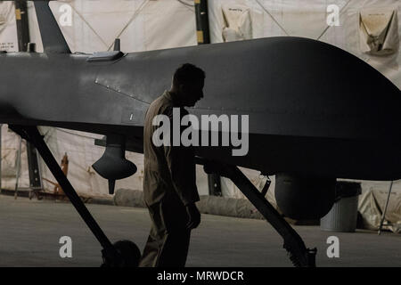 Le lieutenant-colonel Douglas, 361e Escadron d'attaque, le commandant de la Force expéditionnaire du Canada inspecte un prédateur MQ-1B après son dernier vol de combat affecté à la 361e EATKS, Juillet 2, 2017, dans le sud-ouest de l'Asie. Dans les 18 mois, le MQ-1B a été affecté à la 361e Escadron de reconnaissance de la force expéditionnaire, ultérieurement désigné comme le 361EATKS, son équipage a effectué l'avion sur plus de 2 000 missions de combat, 36 000 heures de reconnaissance et d'attaque de persistance, et a tiré 358 missiles AGM-114 Hellfire, contribuant considérablement à la lutte contre l'ISIS. (U.S. Air Force photo/Senior Airman Damon Kasberg) Banque D'Images