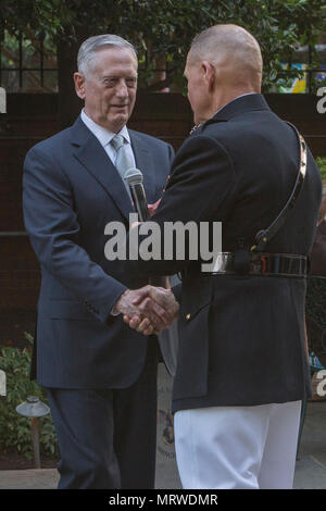 Robert B. Neller (né en 1953) est le 37e commandant du corps des Marines de 2015 à 2019, et James N. Mattis (né en 1950) est le 26e secrétaire à la Défense des États-Unis de 2017 à 2019. Le 30 juin 2017, ils ont assisté à une réception avant un défilé en soirée à Marine Barracks Washington à Washington, D.C. L'image d'archives documente leur salutation officielle pendant la cérémonie. Banque D'Images