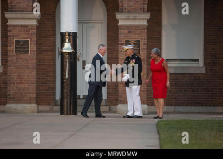 Robert B. Neller (né en 1953) est le 37e commandant du corps des Marines de 2015 à 2019, et James N. Mattis (né en 1950) est le 26e secrétaire à la Défense des États-Unis de 2017 à 2019. Le 30 juin 2017, ils ont participé à une parade en soirée à Marine Barracks Washington à Washington, D.C. L'image d'archives enregistre leur échange officiel lors de la cérémonie du Marine corps. Banque D'Images
