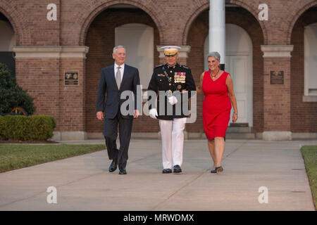 James N. Mattis (né en 1950) est le 26e secrétaire à la Défense des États-Unis de 2017 à 2019, et Robert B. Neller (né en 1953) est le 37e commandant du corps des Marines de 2015 à 2019. Le 30 juin 2017, ils ont assisté à une parade en soirée à Marine Barracks Washington à Washington, D.C. L'image d'archives documente leur arrivée le long du terrain de parade avant la cérémonie. Banque D'Images