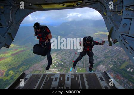 SCHOFIELD BARRACKS, New York -membres de l'équipe de l'US Army Special Operations Command Équipe de démonstration de parachutisme, le noir de poignards, de sauter d'un CH-47 Chinook 4 juillet 2017, au cours de leur show à la célébration du Jour de l'indépendance à Schofield Barracks. Les poignards noire effectuer des sauts haute altitude ouverture basse à l'appui d'opérations spéciales de recrutement et de relations communautaires. (U.S. Photo de l'armée par le Sgt. Ian Ives, 25e Brigade de soutien Public Affairs /relâché). Banque D'Images