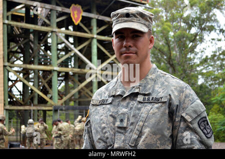 Jean-Philippe cadets Rossy, une Reserve Officer Training Corps (ROTC) Officier de l'Université du nord de la Géorgie, est partie de la 25e Division d'infanterie, troupe de cadets de la formation en leadership (CTLT) à Schofield Barracks, Missouri, le 6 juillet 2017. Rossy est actuellement affecté à la 3e Escadron, 4e régiment de cavalerie, 3e Brigade Combat Team, ID 25, pendant la durée de son séjour à Hawaii. (U.S. Photo de l'armée par le sergent. Armando R. Limon, 3e Brigade Combat Team, 25ème Division d'infanterie), Banque D'Images