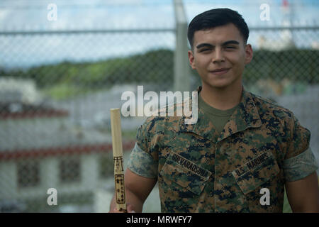 La Marine américaine lance le Cpl. Avelardo Guevara Osuna a été l'un des cinq marines pour aider une femme japonaise locale sur son chemin vers le bas le Mont Fuji, au Japon, le 3 juillet 2017. La femme, le ministère de l'APD, a été trouvé sur le sol, l'hyperventilation et de la difficulté à respirer quand les marines sont venus à son aide. Ensemble, ils ont créé une civière de fortune pour transporter son sur environ deux kilomètres avant d'arriver à l'assistance médicale. Guevara Osuna, un jeune de 21 ans, Las Vegas, Nevada, est un réparateur radio au sol avec l'électronique de Maintenance, entretien 3d Bataillon, Régiment de logistique de combat en 3d, 35 g Banque D'Images