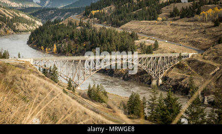 Le pont du ruisseau Sheep, près de Williams Lake, C.-B., Canada. D'un point de vue populaire le long de la route 20, aussi connue sous le Chilcotin-Bella Coola Autoroute. Banque D'Images