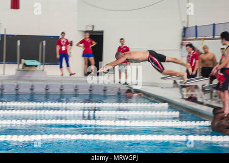 Le sergent d'artillerie du Corps des Marines des États-Unis. Dorian Gardner plongées dans la piscine en 2017 DoD Warrior Games Swim pratique à l'Université de l'Illinois à Chicago le 6 juillet 2017. Gardner, originaire de Rialto, en Californie, est membre de l'équipe Marine Corps. Le Guerrier du DoD est un jeux concours sportif adapté des blessés, des malades et des blessés militaires et anciens combattants. (U.S. Marine Corps photo par Lance Cpl. Juan Madrigal) Banque D'Images