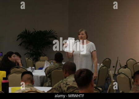 Brick à la retraite. Le général Ann Greenlee, directeur du département du Travail, l'Emploi et de la formation des anciens combattants Service pour Hawaii et Guam, informe les soldats sur les programmes concernant le soutien de l'employeur au cours de la Réinsertion du ruban jaune, le 24 juin 2017. Le ruban jaune de réinsertion a pour but d'aider les soldats à s'adapter à son retour d'outre-mer. (U.S. Texas Army National Guard photo de la FPC. Chavaughn Washington) Banque D'Images