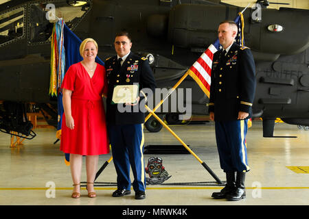 L'Adjudant-chef 4 James Morrow, un instructeur de vol de Fort Rucker, femme et célébrer sa retraite avec le Colonel Bernard Harrington, le commandant de la 82e Brigade d'aviation de combat le 30 juin 2017 à Fort Campbell, Kentucky. Les deux Harrington et Morrow anciennement servi avec le 1er Bataillon, 101e bataillon de l'aviation, la 101e Brigade d'aviation de combat et retourne à Fort Campbell pour célébrer la retraite de demain. (U.S. Photo de l'armée par le Sgt. Marcus Floyd, 101e Brigade d'aviation de combat) Banque D'Images