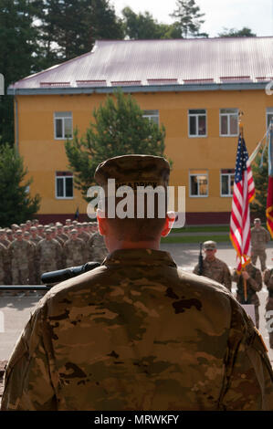 Le lieutenant-colonel Adam Headrick, commandant de l'armée américaine 1er Bataillon, 179ème régiment d'infanterie, 45e Infantry Brigade Combat Team, adresses militaires déployés à l'appui de la formation Group-Ukraine multinationales conjointes au cours d'une cérémonie de transfert d'autorité au combat de Yavoriv Centre de formation sur le maintien de la paix et la sécurité internationale, près de l'viv, Ukraine le 10 juillet. Le 1er Bataillon, 179ème Inf. Repos. a passé les six derniers mois en Ukraine l'amélioration de la capacité de formation de la CCT et des capacités de professionnalisme dans l'armée ukrainienne. Le 1er bataillon du 279e Régiment d'infanterie, maintenant assu Banque D'Images