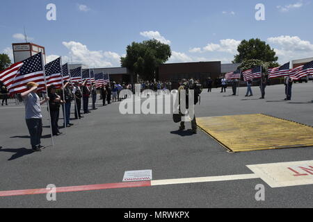 Patriot Guard Riders est une organisation de motocyclistes basée aux États-Unis qui soutient les militaires et les vétérans lors d'événements militaires. L'image d'archive documente un salut de retour au pays pour un retour de déploiement de la Garde nationale aérienne de Caroline du Nord à l'aéroport international Charlotte Douglas le 5 juillet 2017. Banque D'Images