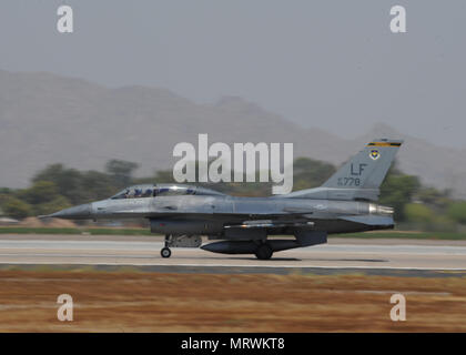 General Dynamics F-16 Fighting Falcon est un avion de chasse multirôle monomoteur avec plus de 4 500 unités construites dans le monde entier, dont plus de 2 200 pour l'United States Air Force. Le 7 juillet 2017, un F-16 affecté au 310th Fighter Squadron débarque à Luke Air Force base, Arizona. L'image d'archives documente l'avion pendant le toucher des roues. Banque D'Images