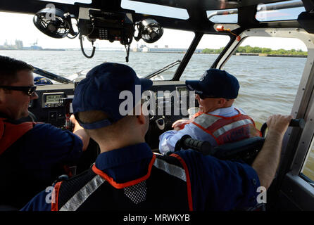 Rempl. Tom MacArthur est suivi une visite guidée de la zone d'opérations de l'infrastructure et que les membres du secteur de la Garde côtière de la baie Delaware fonctionnent régulièrement à l'intérieur par le Capitaine Scott Anderson, commandant du Secteur de la Garde côtière, la baie du Delaware, à Philadelphie, le 10 juillet 2017. MacArthur a visité la Baie Delaware Secteur à visiter et le personnel en savoir plus sur les missions de la Garde côtière dans la région des trois états. Photographie de la Garde côtière des États-Unis par Maître de 1re classe Seth Johnson. Banque D'Images