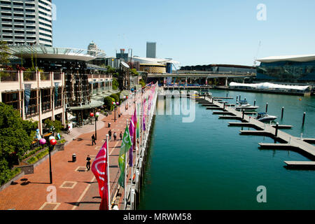 SYDNEY, AUSTRALIE - 12 décembre 2016 : Le Darling Harbour et récréatives centre piétonnier Banque D'Images