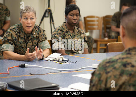 Réserver, en Louisiane - Brig. Le général Helen G. Pratt (à gauche), le général commandant du 4e Groupe Logistique Maritime maritime, Réserve des Forces canadiennes, et le Sgt. Le major Lanette N. Wright (à droite), le sergent-major de la 4ème MLG, MARFORRES, discuter des opérations pour la Louisiane 2017 Préparation novatrices de soins situé à East Saint John High School en réserve, en Louisiane le 10 juillet 2017. Soins de la Louisiane est l'événement de l'IRT un service commun mission médicale qui offre des services aux membres la possibilité de mieux faire connaître et comprendre le Corps des Marines et de la marine tout en augmentant l'ensemble de la formation et de la préparation. (Photo de Banque D'Images