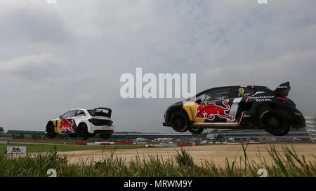 Sebastien Loeb poursuit Mattias Ekstrom en qualifications au cours de la troisième journée du Championnat du Monde 2018 Championnat de Rallycross à Silverstone, Towcester. Banque D'Images