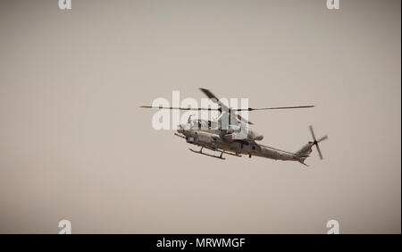 Le major du Corps des Marines américain Moghbeli Jasmin, un pilote affecté à Marine Test et d'évaluation (1) l'Escadron VMX, mène son dernier vol à bord d'un AH-1 Cobra' 'au Marine Corps Air Station Yuma (Arizona), le 7 juin 2017. Le Moghbeli fera rapport au Centre spatial Johnson à Houston, au Texas, plus tard cette année d'assister à la classe de candidats astronautes de la NASA en 2017. (U.S. Marine Corps photo prise par Lance Cpl. Christian cachola) Banque D'Images