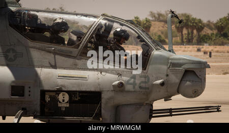 Le major du Corps des Marines américain Moghbeli Jasmin, un pilote affecté à Marine Test et d'évaluation (1) l'Escadron VMX, mène son dernier vol à bord d'un AH-1 Cobra' 'au Marine Corps Air Station Yuma (Arizona), le 7 juin 2017. Le Moghbeli fera rapport au Centre spatial Johnson à Houston, au Texas, plus tard cette année d'assister à la classe de candidats astronautes de la NASA en 2017. (U.S. Marine Corps photo prise par Lance Cpl. Christian cachola) Banque D'Images
