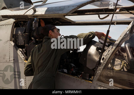 Le major du Corps des Marines américain Moghbeli Jasmin, un pilote affecté à Marine Test et d'évaluation (1) l'Escadron VMX, mène son dernier vol à bord d'un AH-1 Cobra' 'au Marine Corps Air Station Yuma (Arizona), le 7 juin 2017. Le Moghbeli fera rapport au Centre spatial Johnson à Houston, au Texas, plus tard cette année d'assister à la classe de candidats astronautes de la NASA en 2017. (U.S. Marine Corps photo prise par Lance Cpl. Christian cachola) Banque D'Images