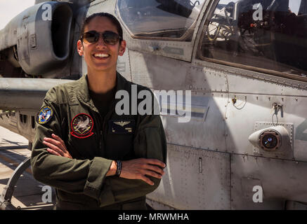 Le major du Corps des Marines américain Moghbeli Jasmin, un pilote affecté à Marine Test et d'évaluation (1) l'Escadron VMX, mène son dernier vol à bord d'un AH-1 Cobra' 'au Marine Corps Air Station Yuma (Arizona), le 7 juin 2017. Le Moghbeli fera rapport au Centre spatial Johnson à Houston, au Texas, plus tard cette année d'assister à la classe de candidats astronautes de la NASA en 2017. (U.S. Marine Corps photo prise par Lance Cpl. Christian cachola) Banque D'Images