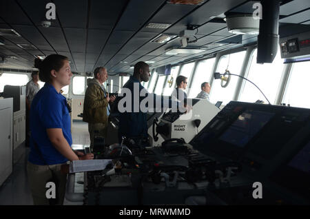 170711-N-WJ640-023 Nouméa, Nouvelle-Calédonie (11 juillet 2017) Les Marins civils participent à l'ancrage et la mer à bord détail USNS Sacagawea (T-AKE 2) pendant 17 ans, Moana Koa 11 Juillet. Moana 17 Koa est conçu pour améliorer la sécurité et la conduite, théâtre d'application aw et l'infanterie de la formation dans la région du Pacifique afin d'améliorer l'interopérabilité avec les nations partenaires. (U.S. Photo par marine Spécialiste de la communication de masse 3 Classe Madailein Abbott) Banque D'Images