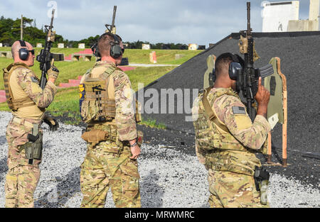 Les membres du 353e groupe d'opérations spéciales de l'élément de réponse au sol des aéronefs déployés conduite formation sur les armes à feu le 26 juin 2017, à la gamme Hansen, Camp Hansen, le Japon.DAGRE membres sont une équipe d'élite des forces de sécurité qui se déploient avec les forces d'opérations spéciales pour effectuer fly-loin de la sécurité, de la protection des aérodromes, et le personnel des opérations de récupération. (U.S. Photo de l'Armée de l'air par la Haute Airman Nick Frédéric Lerner) Banque D'Images