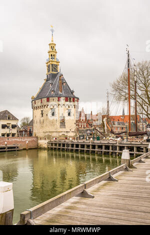 Bâtiment de la tour de l'horloge se trouve dans le port de Hoorn, en Pays-Bas. Banque D'Images