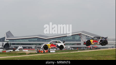 Sebastien Loeb poursuit Mattias Ekstrom en qualifications au cours de la troisième journée du Championnat du Monde 2018 Championnat de Rallycross à Silverstone, Towcester. Banque D'Images