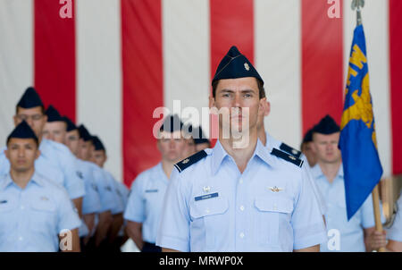 Le Lieutenant-colonel de l'US Air Force, Damon Cory Commandant 22e Escadron de transport aérien, se dresse dans la formation durant le 60e Groupe d'opérations à la cérémonie de passation de commandement, Travis Air Force Base, Californie, May 7, 2017. Au cours de cette cérémonie le Colonel Christopher C. Maddox a cédé le commandement au Colonel Theresa E. Weems. La cérémonie est enracinée dans l'histoire militaire datant du 18e siècle où l'indicateur de commande est transmise à la personne de prendre le commandement dans la présence de l'ensemble de l'unité. (U.S. Air Force photo de Heide Table) Banque D'Images